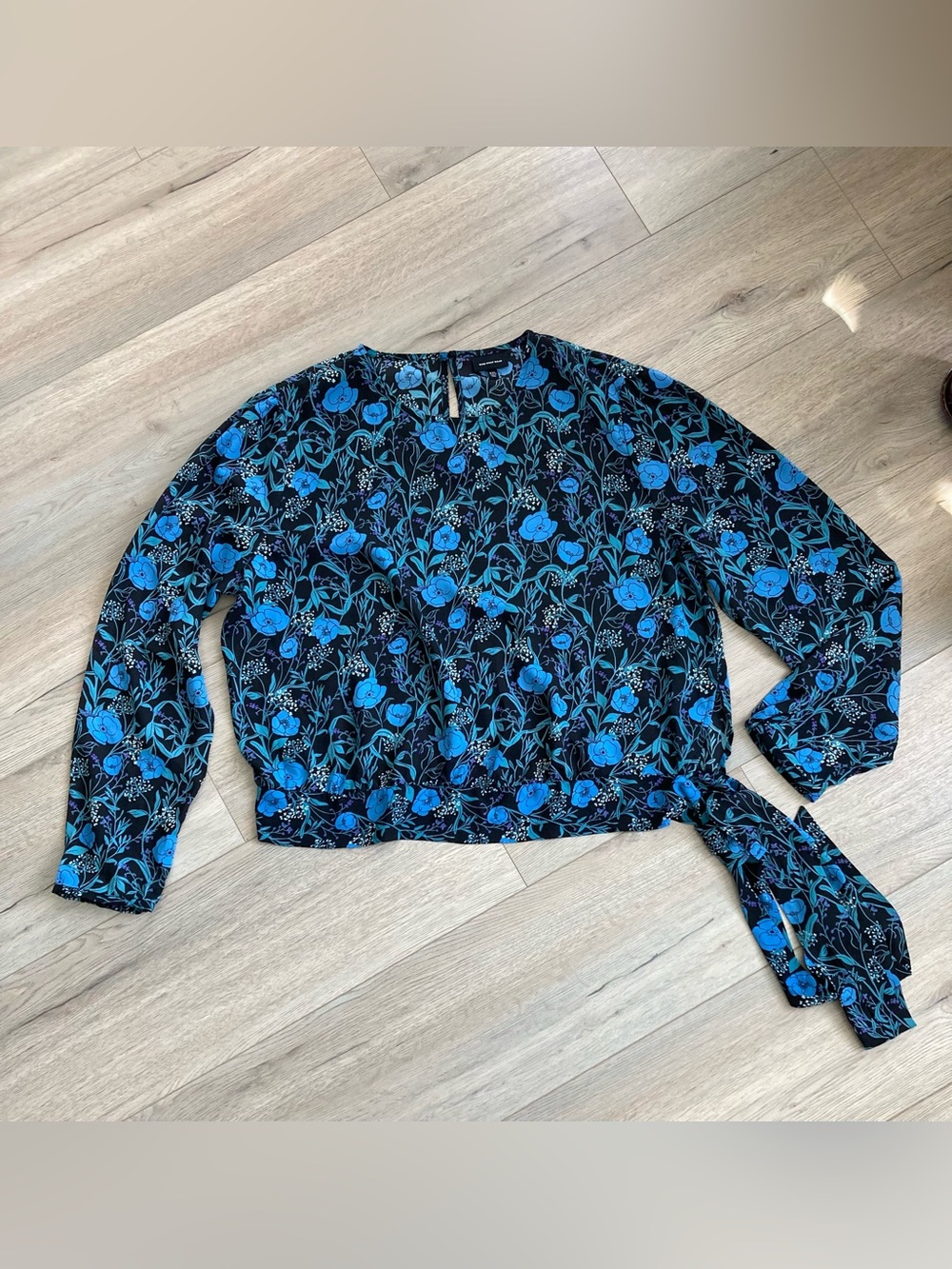 Who What Wear Black & Blue Floral Long-Sleeve Tie-Hem Blouse EUC